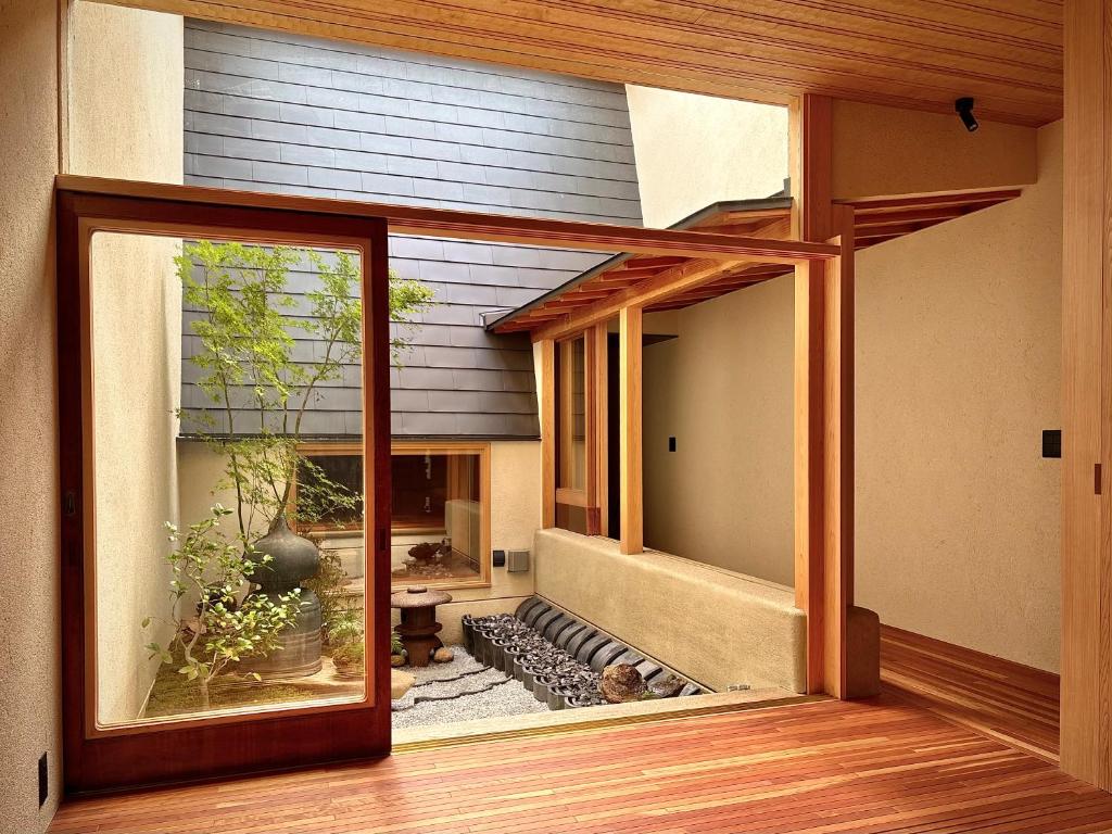 ein Haus mit einem großen Glasfenster im Inneren in der Unterkunft 逢譚-atan- in Kyoto