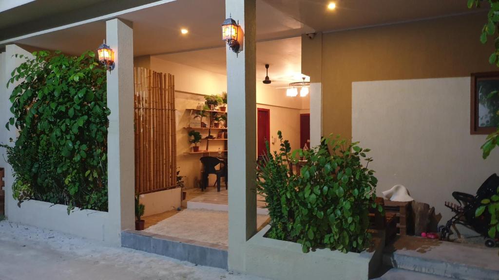 Dhiffushi Tourist Hotel - View 2