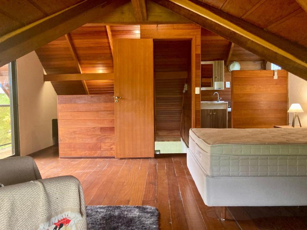 Postel nebo postele na pokoji v ubytování Morada das cachoeiras 10 minutos da Praia Guarda Do Embaú SC