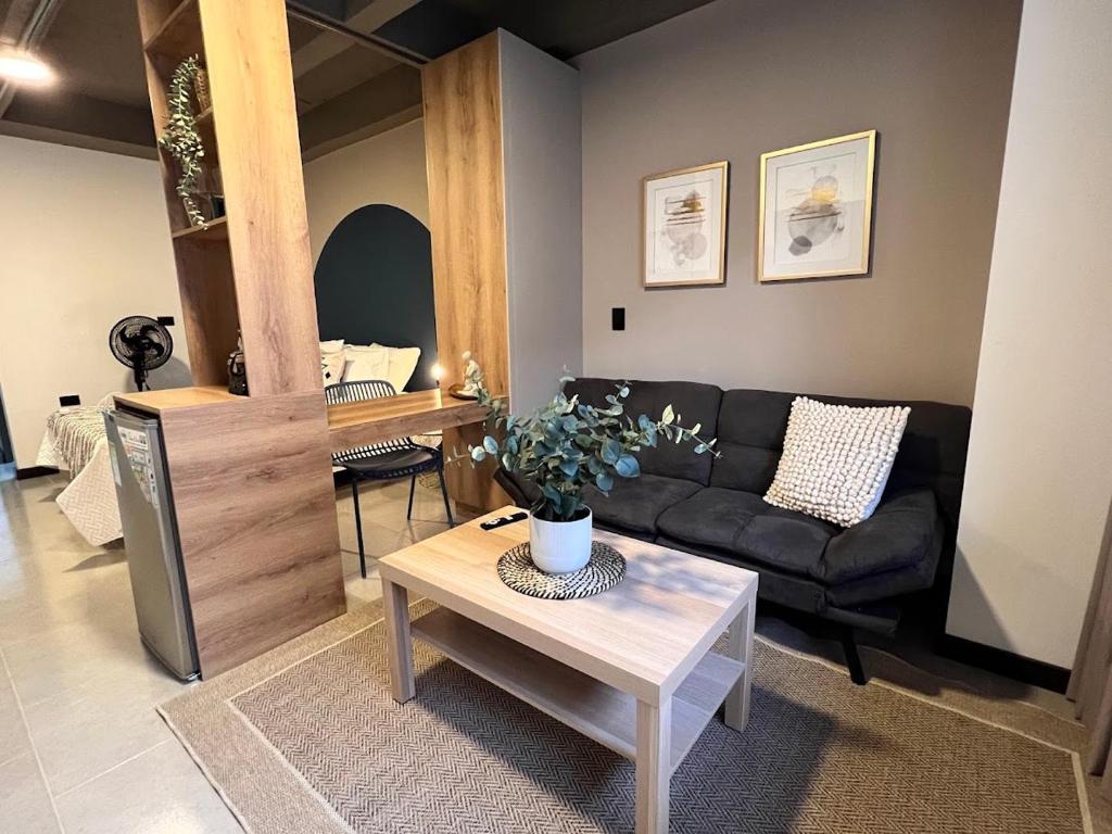 een woonkamer met een bank en een tafel bij Familiar106-107 in Medellín