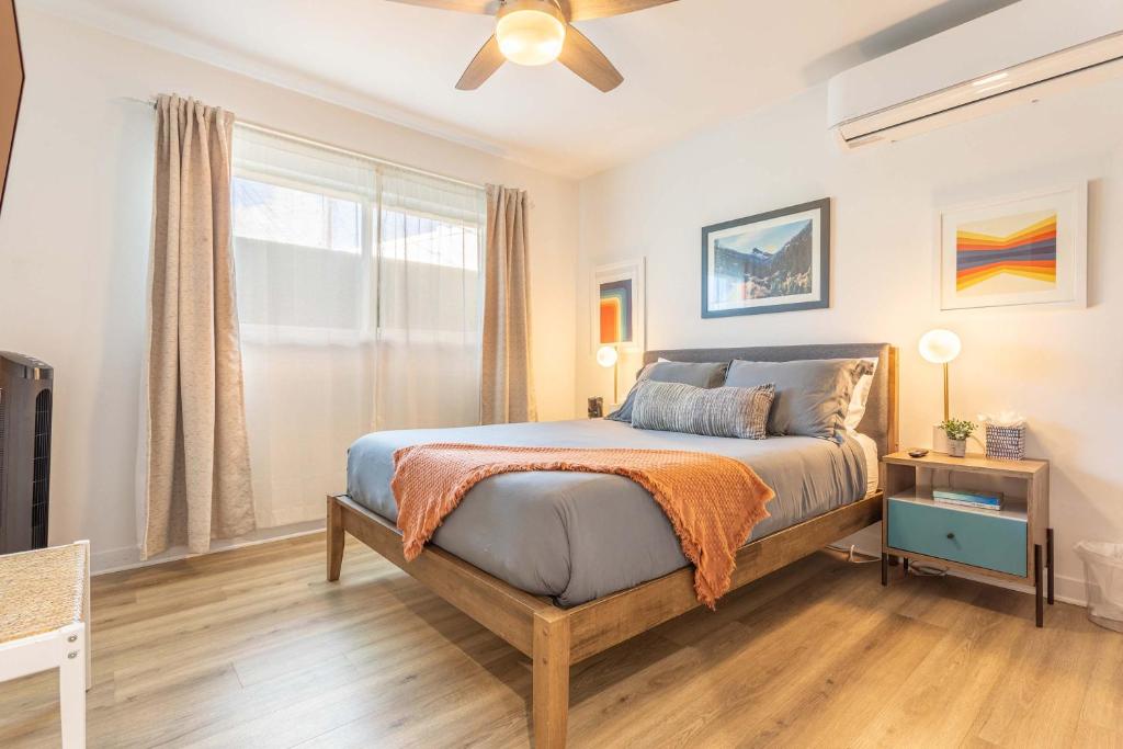 Postel nebo postele na pokoji v ubytování Mid Century 1BR Apt w Patio Near LAX Playa Vista Beach