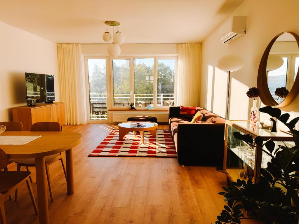 ピエシュチャニにあるComfort Homeのソファとテーブルのあるリビングルーム