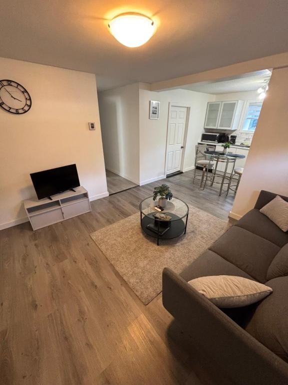 una sala de estar con un sofá y una mesa en Place to stay in Gatineau, en Gatineau