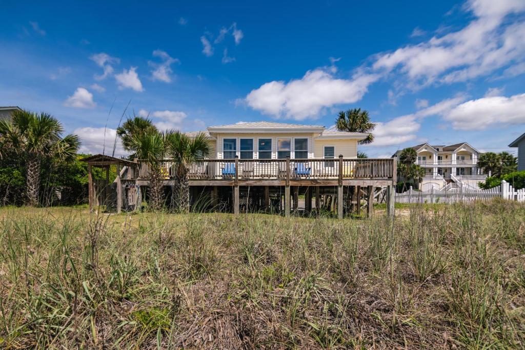 una casa con terraza en el césped en Beach Retreat, en Edisto
