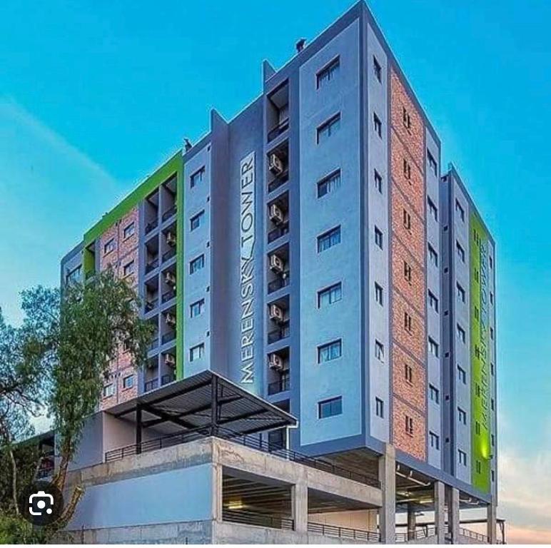 Un edificio alto con balcones a los lados. en Merensky Tower Apartment, en Windhoek