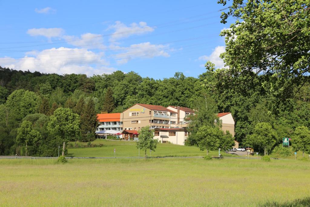 ein großes Haus mitten auf einem Feld in der Unterkunft Hotel Sonnenblick Bebra in Bebra