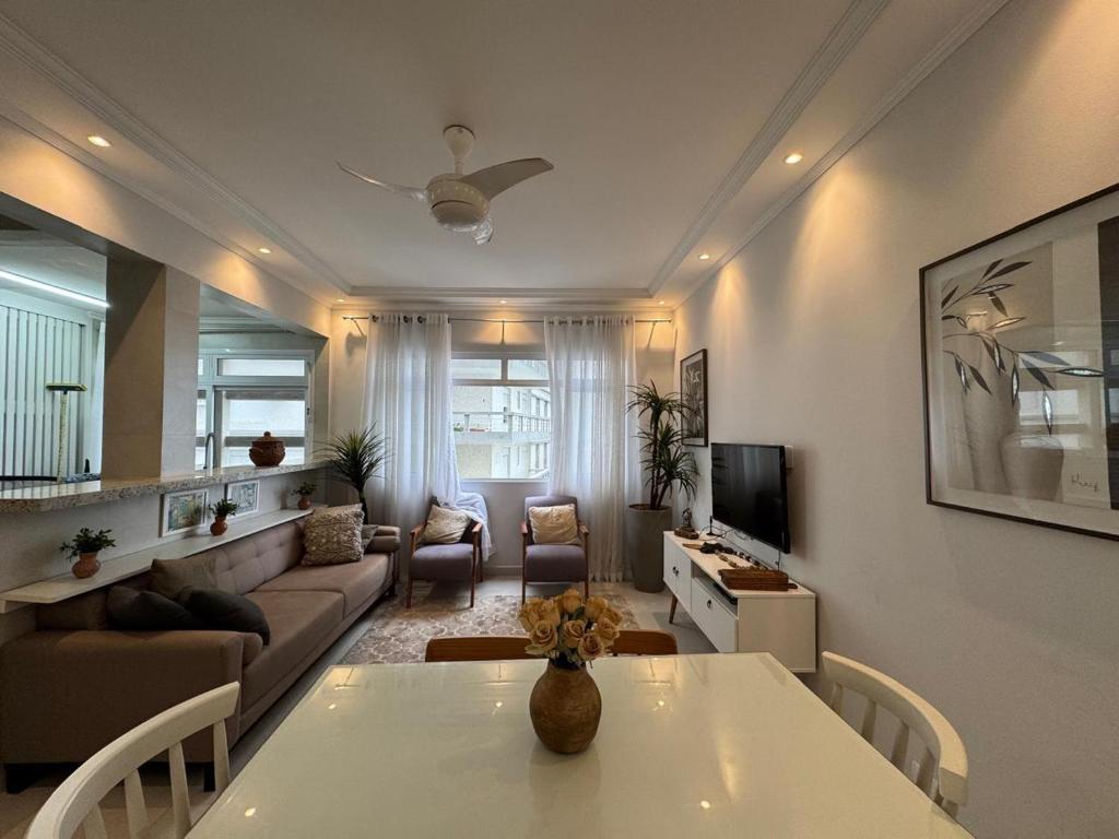 a living room with a couch and a table at Ap Pitangueiras - 3 suítes - Pé na Areia - Ao lado do Shopping in Guarujá