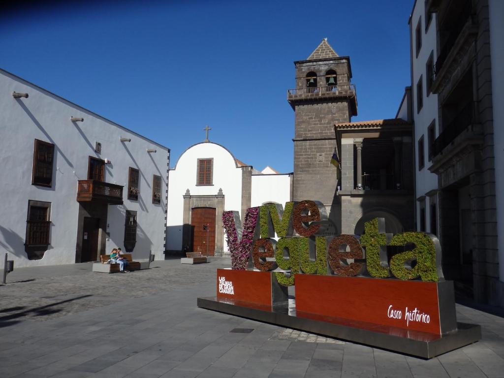 Une ville avec une tour d'horloge et un panneau qui dit la nation amusante dans l'établissement Malfu Home, à Las Palmas de Gran Canaria