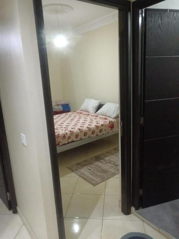 a small bedroom with a bed in a room at Appart hôtel tanger in Oulad Akkou