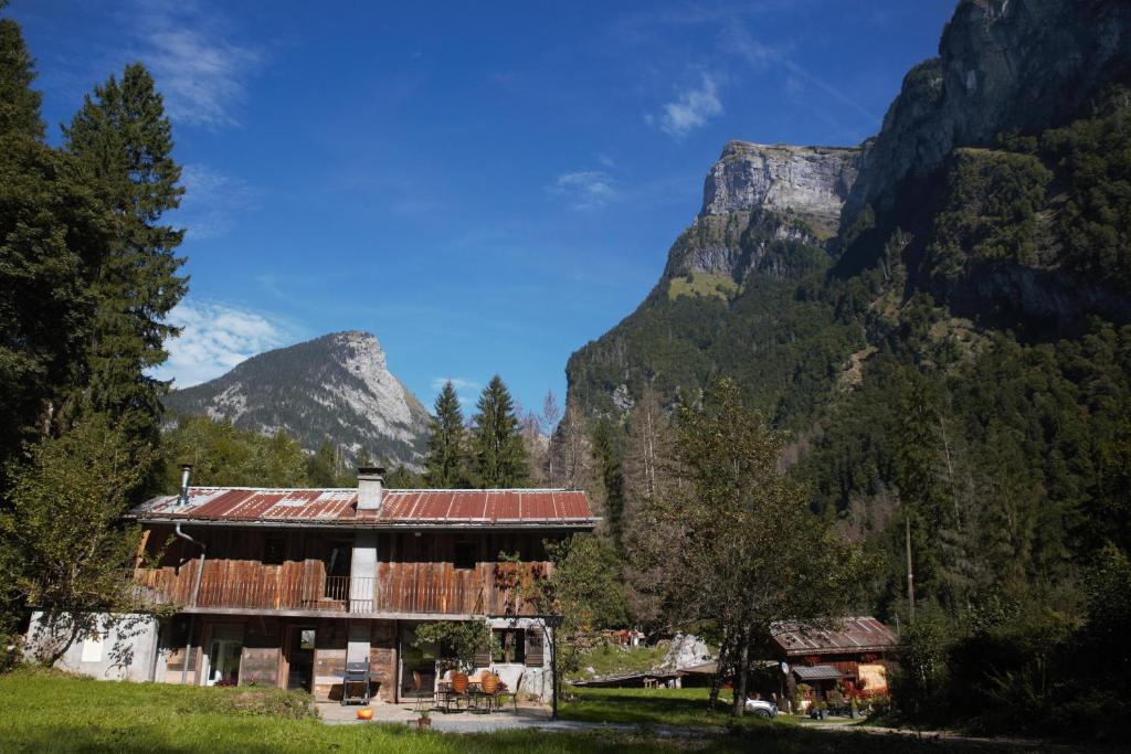 a building with a mountain in the background at Gite des deux fontaines in Samoëns