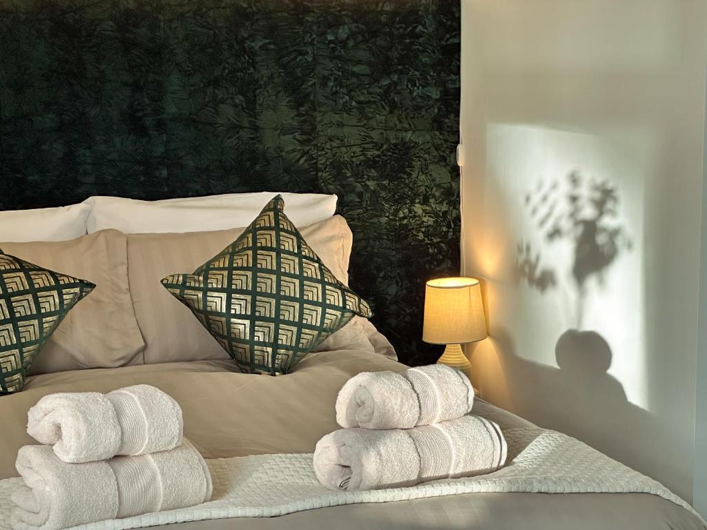 Ένα ή περισσότερα κρεβάτια σε δωμάτιο στο Spacious 3 Bedroom City Center Flat in Derby with Parking