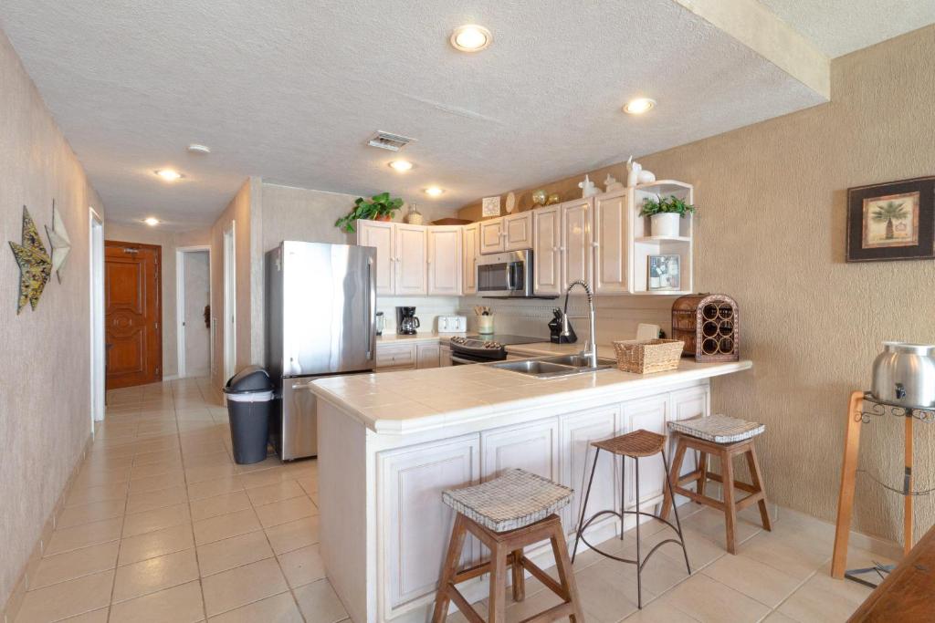 a kitchen with a sink and a refrigerator at Sonoran Spa W608 in Campo del Medio