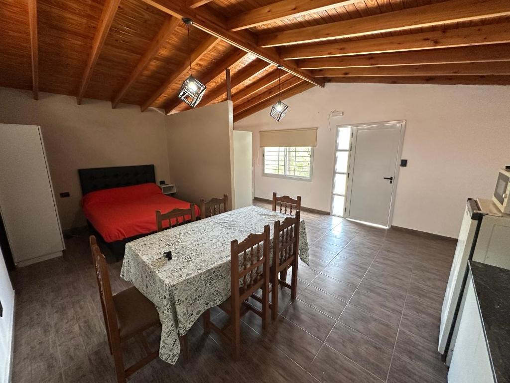 un salon avec une table et un lit dans l'établissement El Paisaje, à Cuesta Blanca