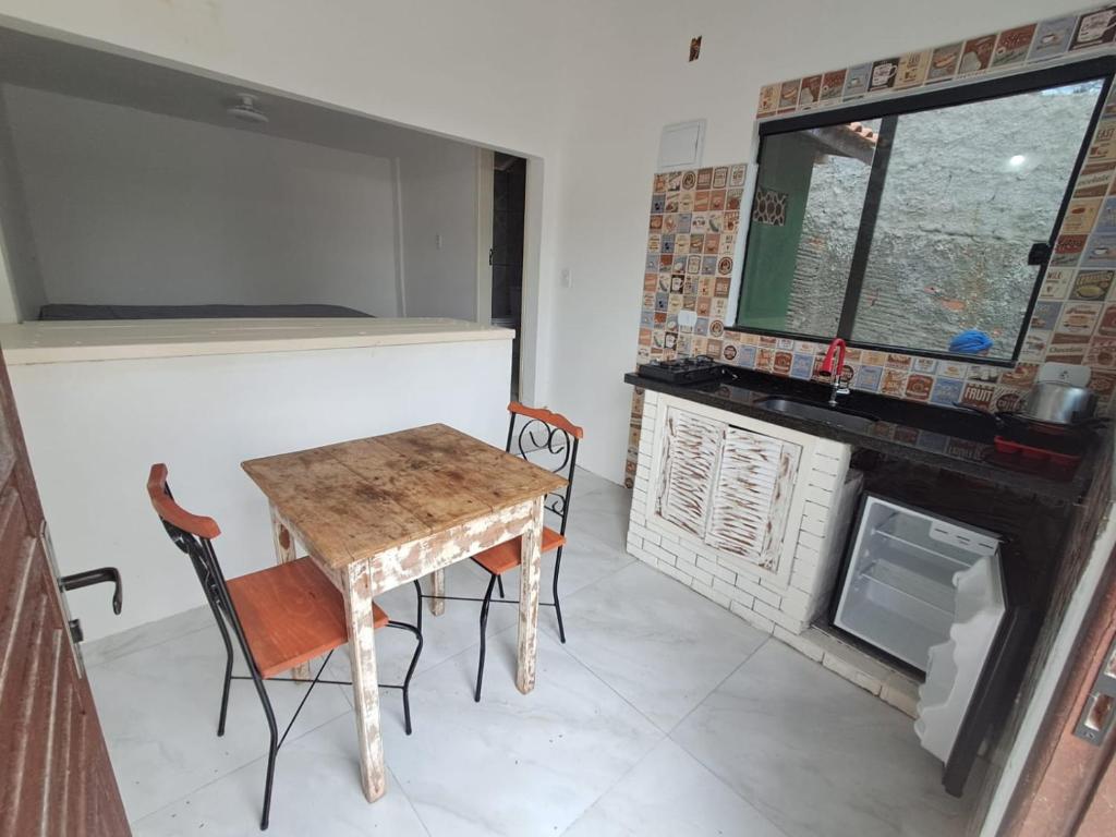 ein Esszimmer mit Tisch und Stühlen und einem Kamin in der Unterkunft Casa Verde Guest in Saco de Fora