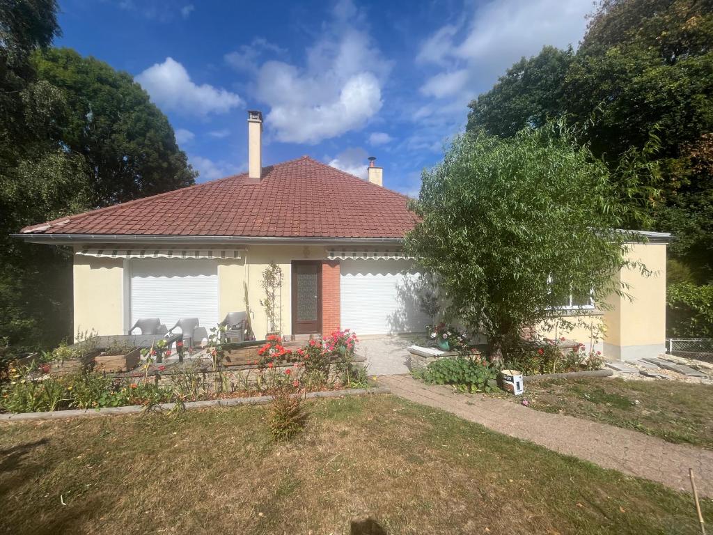 a small white house with a red roof at Maison de plain pied - 120m2 - Location cure ou vacances in Bagnoles de l'Orne