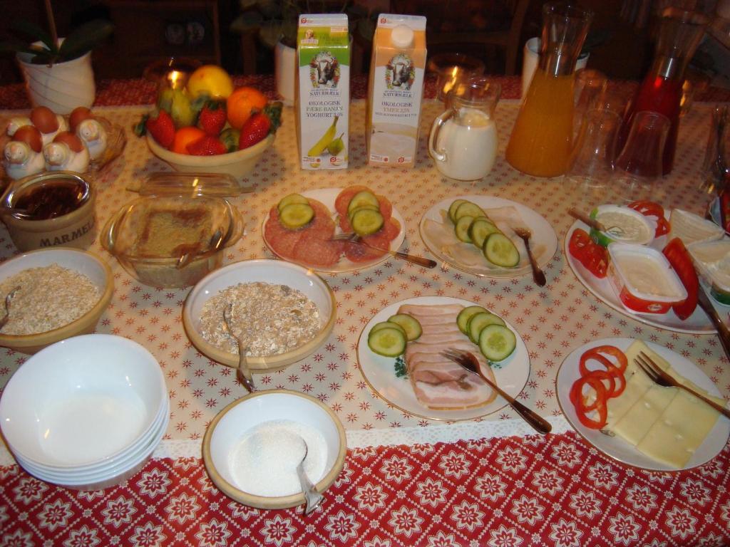 stół z talerzami żywności i miskami żywności w obiekcie PEJSEHAVEN Bed and Breakfast w mieście Nørre Snede