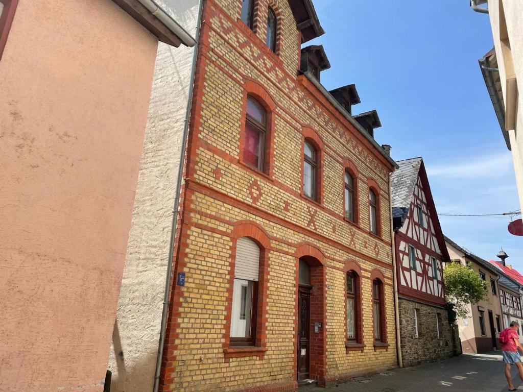 a brick building with red windows on a street at Gasthaus Liam 3 in Bendorf