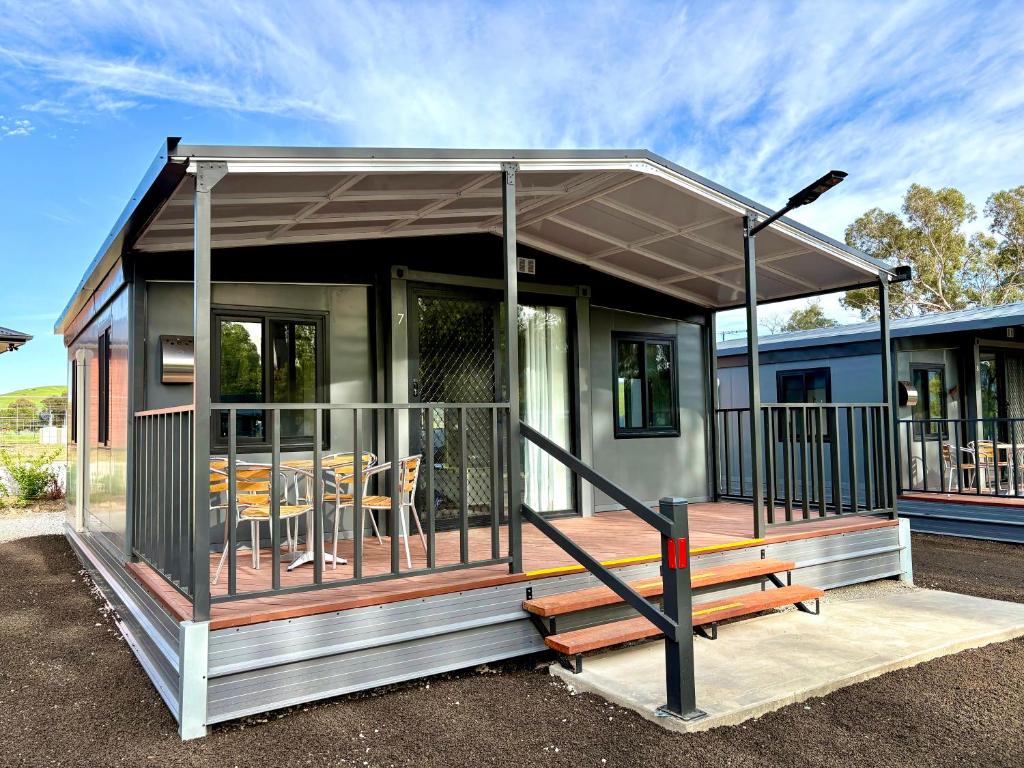 una casetta con portico e terrazza di Corryong Caravan Park a Corryong