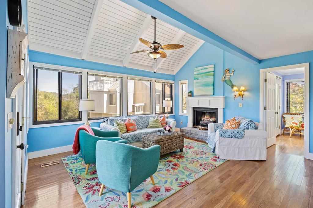 Una sala de estar con paredes y techo azules. en SL912: 912 Sealoft, en Seabrook Island