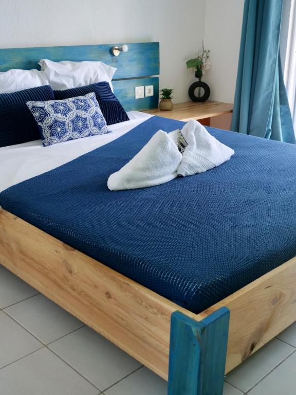 a bed with a blue mattress on top of it at Studio au soleil, plage privée in Grand-Bourg