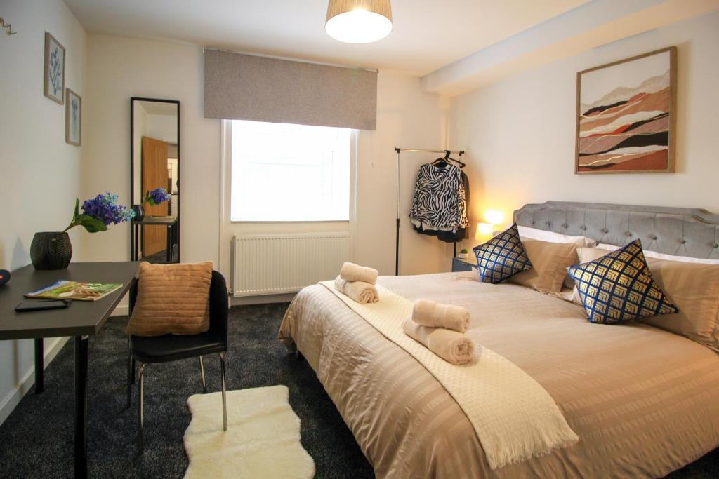 En eller flere senge i et værelse på Spacious 1 Bedroom City Center Flat in Derby