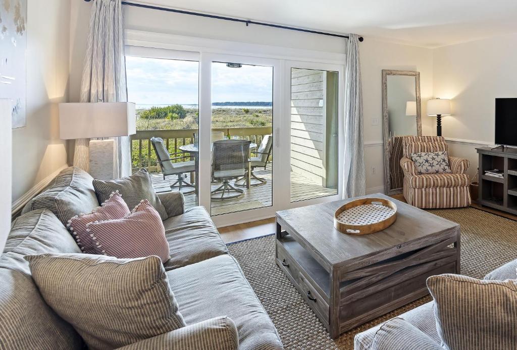 una sala de estar con un sofá y una mesa en PW13105: 13105 Pelican Watch, en Seabrook Island