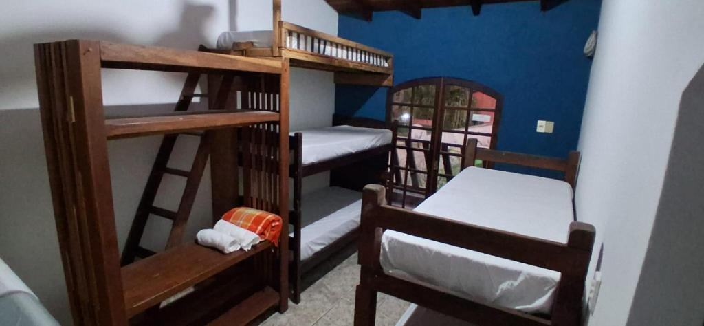 Cette chambre comprend 2 lits superposés et une chaise. dans l'établissement Pousada e Hostel La Civetta - Maresias, à São Sebastião