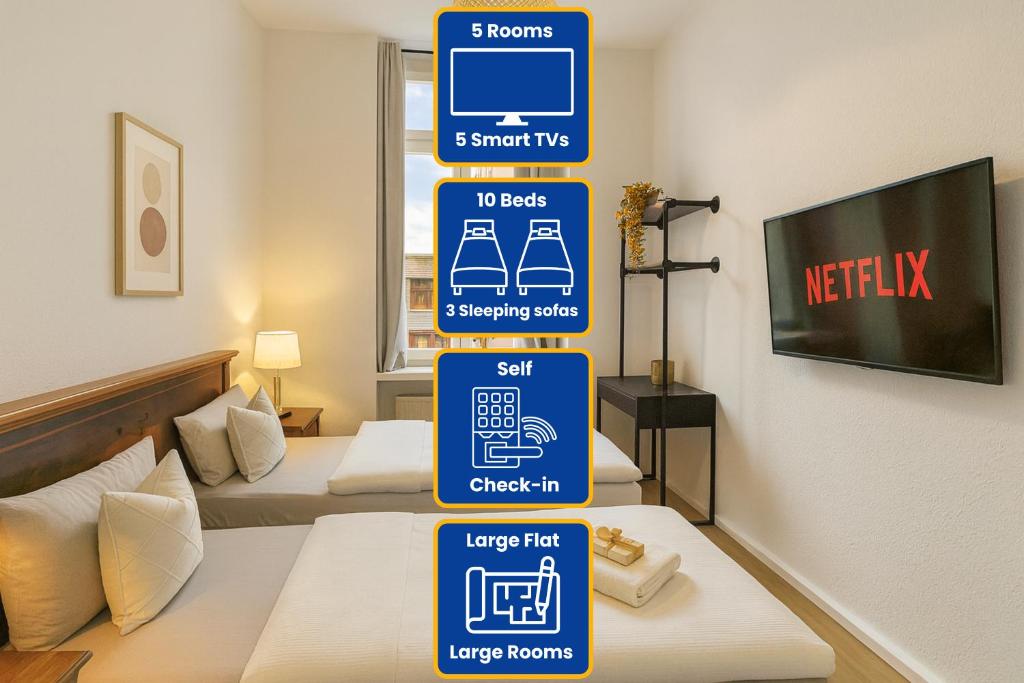 une chambre avec deux lits et un panneau indiquant Netflix dans l'établissement Leipzig Zentrum, Schnelles WLAN, TVs in allen 5 Zimmern, Self-Check-in, 5 Riesige Zimmer für große Gruppen, Aufzug, à Leipzig