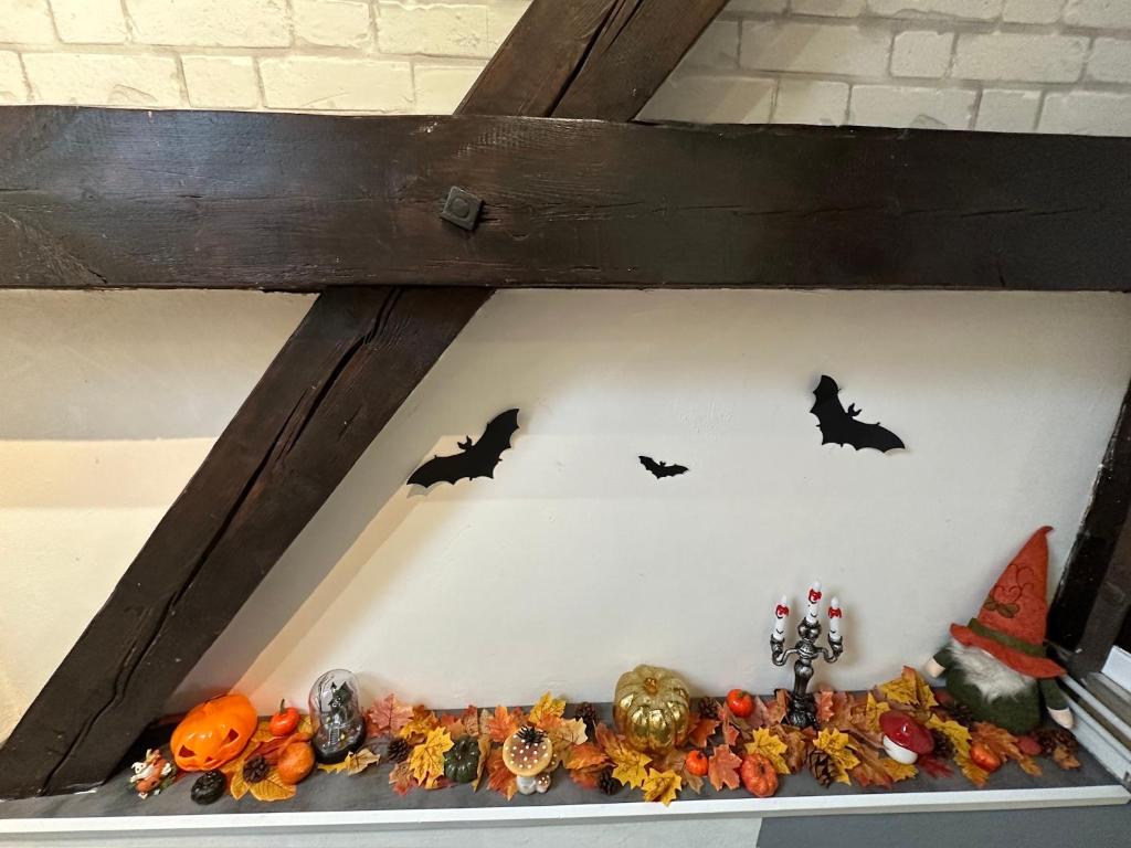 a shelf with halloween decorations and bats on it at Le cocon de Marckolsheim proche Europapark in Marckolsheim