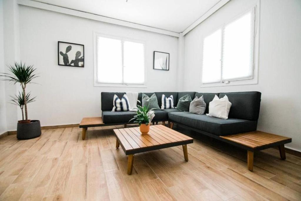 Χώρος καθιστικού στο Quiet room, hall, shared bathroom and kitchen