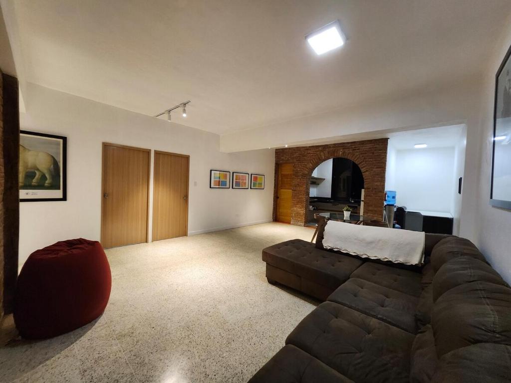 una sala de estar con un sofá y una mesa en Apartment in Zona Colonial, en Santo Domingo
