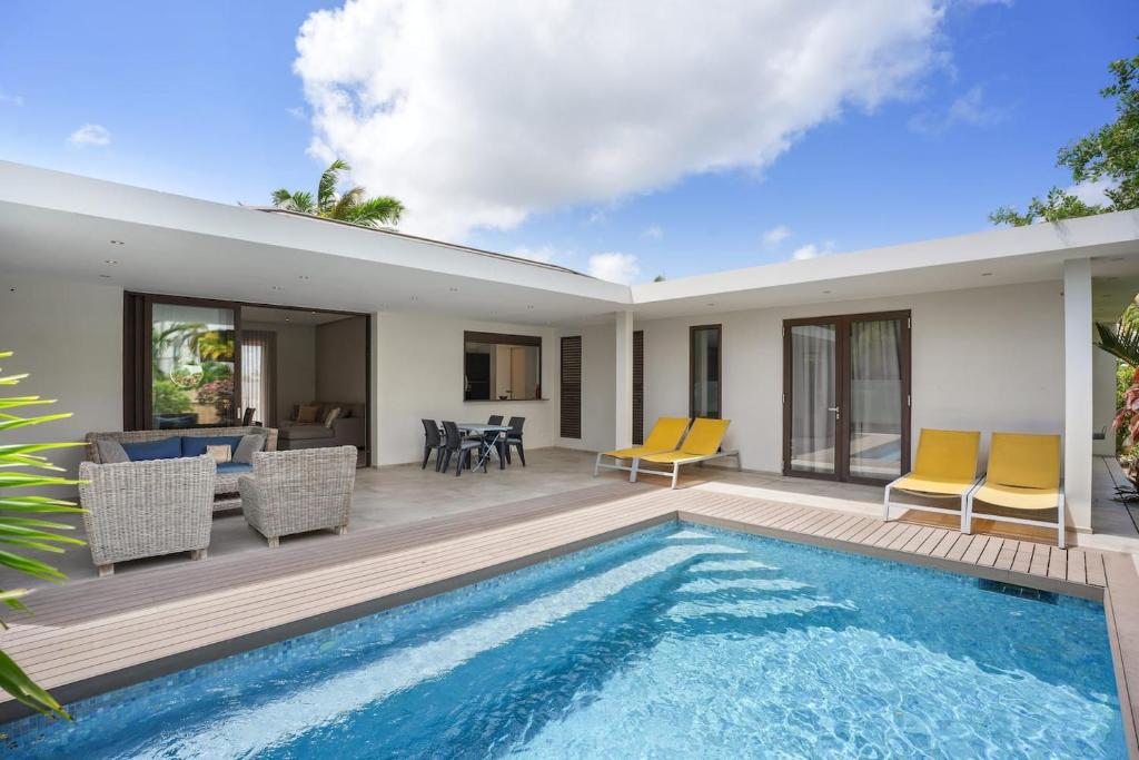 Piscina de la sau aproape de Exclusieve Villa Met Privzwembad - Lxry 4