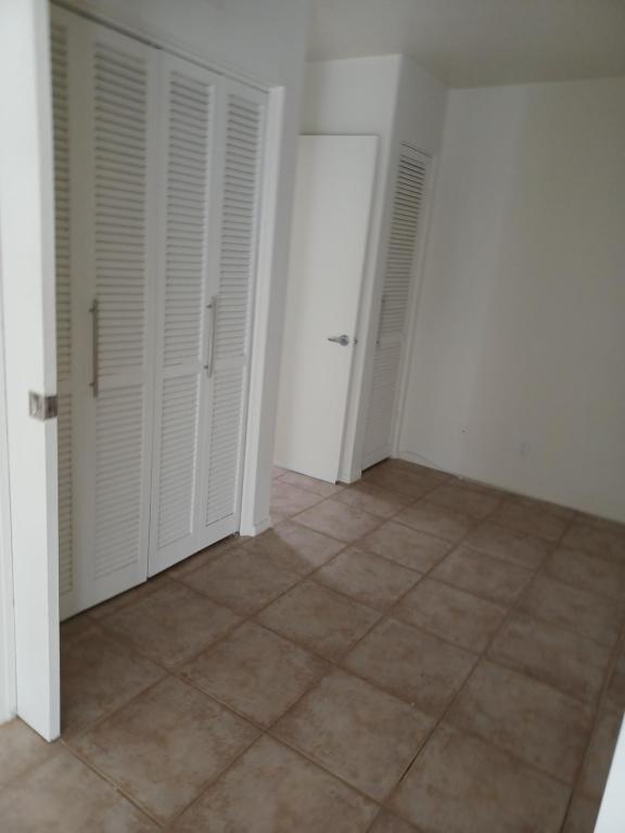 ランチョ・ミラージュにあるChalet Palm Condoの白いドアとタイルフロアの空間