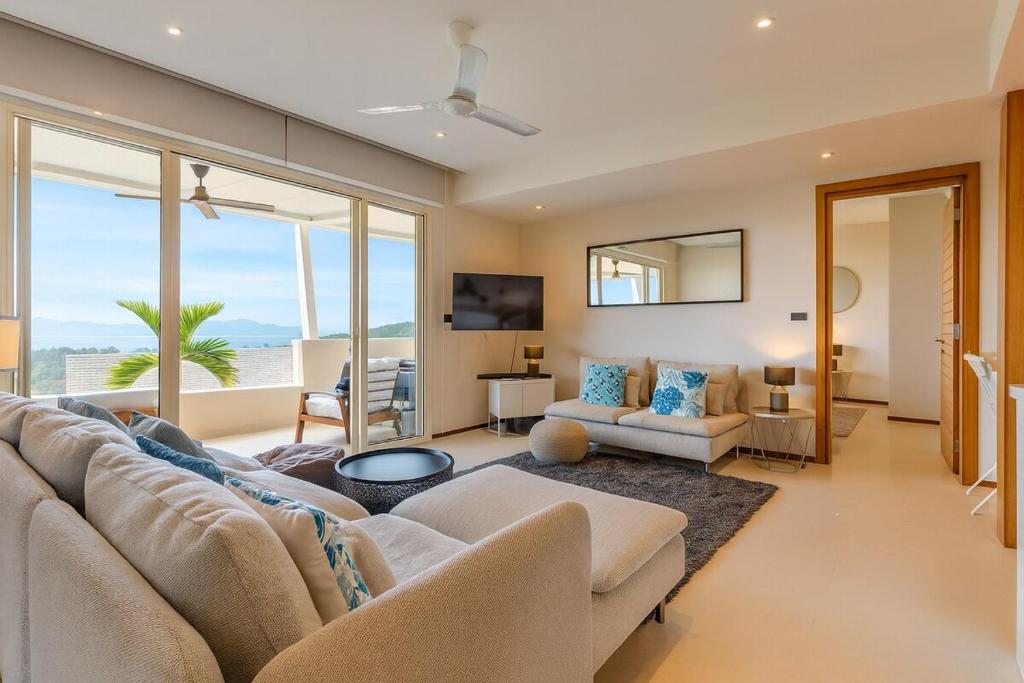 Χώρος καθιστικού στο C242 Panoramic Sea View 2BR Infinity Pool & Gym