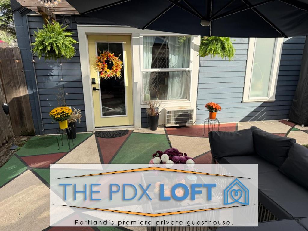 ポートランドにあるPrivate NE Portland Guesthouseの「Pyp lot」と書かれた看板のある家