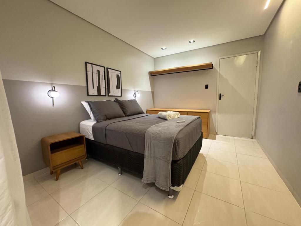 a bedroom with a large bed in a room at Apartamento no centro! Próximo a tudo! in Barreiras