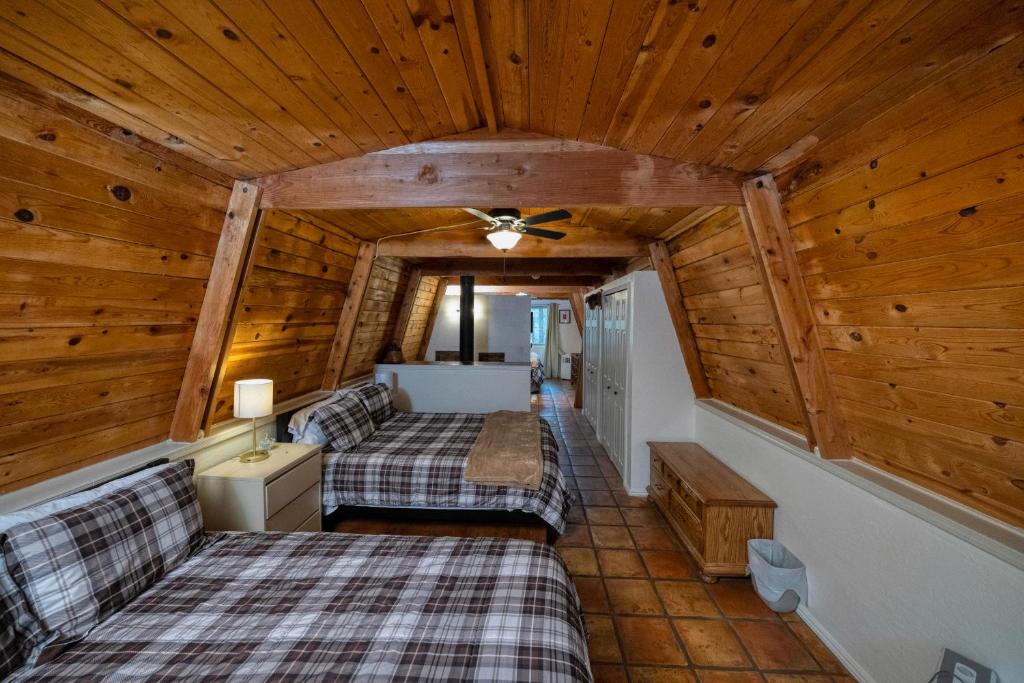 a bedroom with two beds in a log cabin at Close to Williams, Flagstaff, Grand Canyon and Sedona in Williams