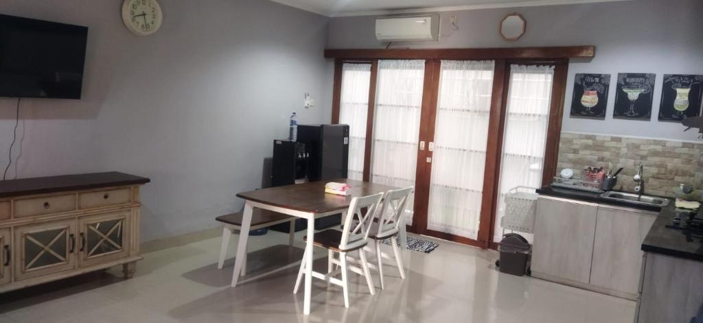 Η κουζίνα ή μικρή κουζίνα στο Homestay AT 30, Awanatownhouse