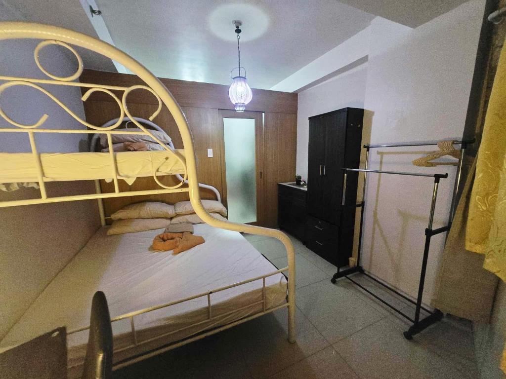 Postel nebo postele na pokoji v ubytování SHELL RESIDENCES-TOWER B UNIT 1122 by ISLANDFRONT HOSPITALITY