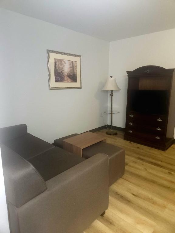 Wingate Suites by Wyndham Youngstown - Austintown photo