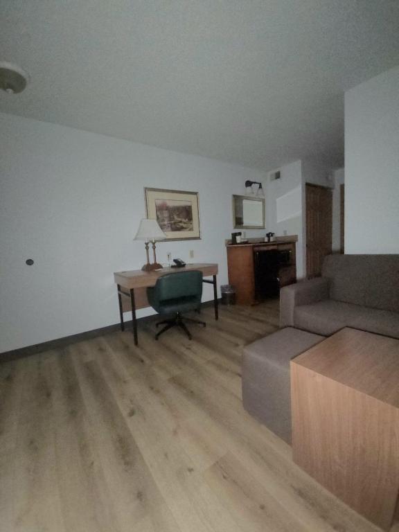 Wingate Suites by Wyndham Youngstown - Austintown photo