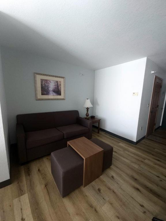 Wingate Suites by Wyndham Youngstown - Austintown photo