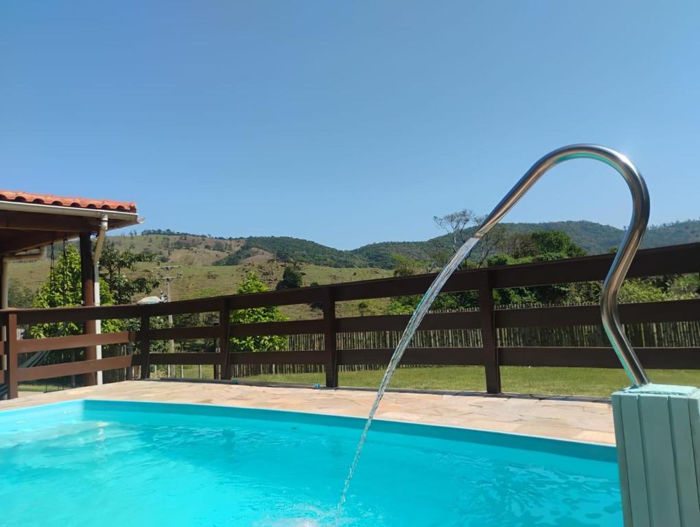 een zwembad met waterslang bij Rancho cachoeira in Socorro
