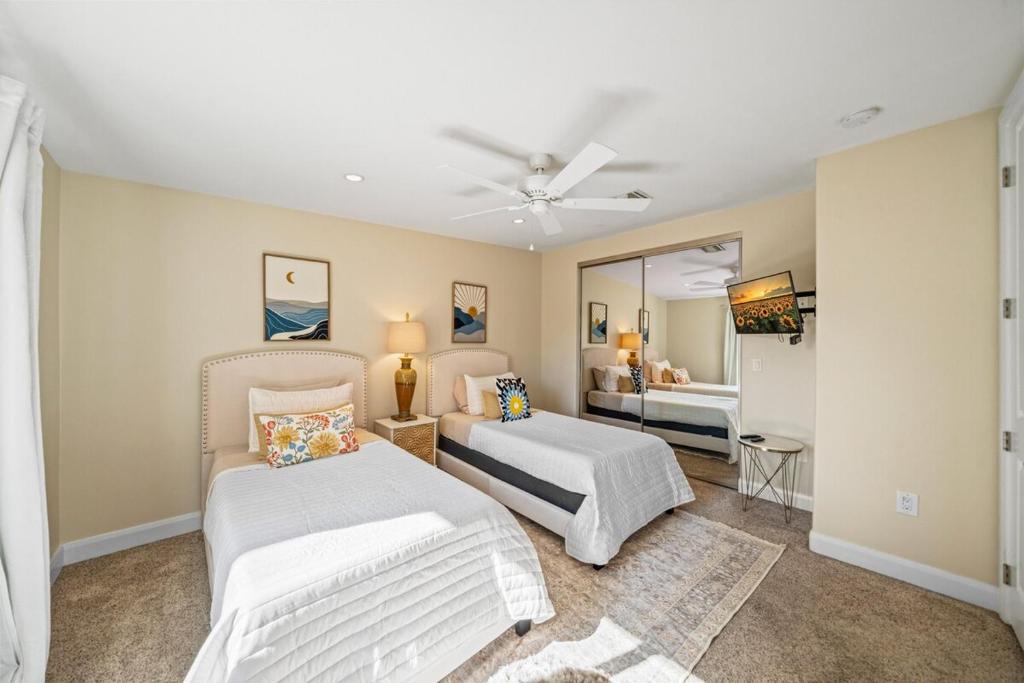 Postel nebo postele na pokoji v ubytování Chill-Inn, an Indian Wells Oasis