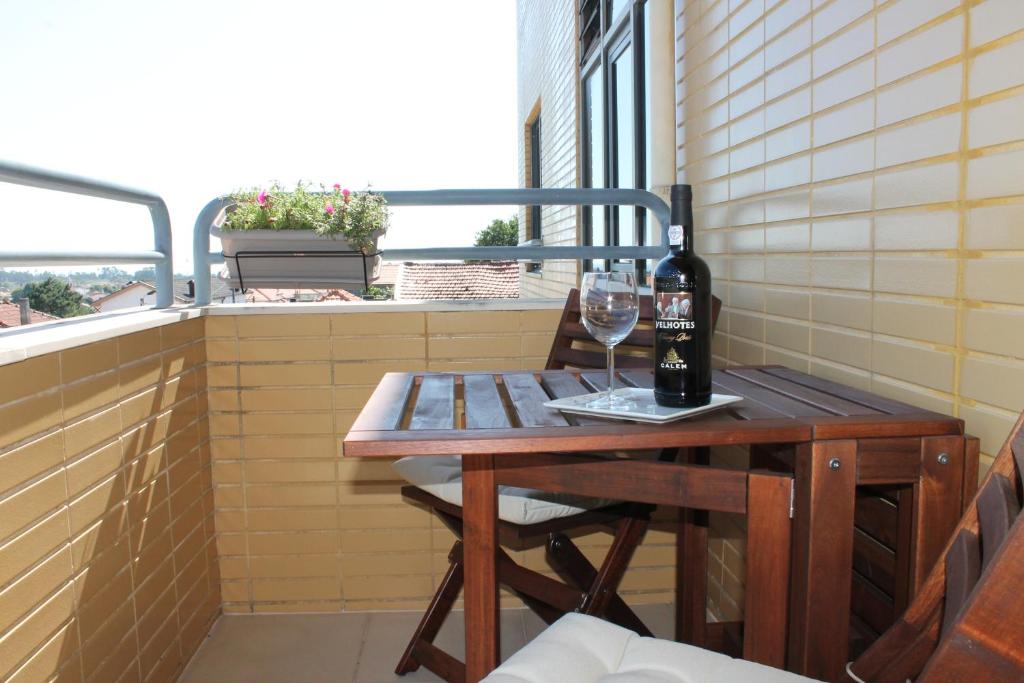 ヴィラ・ノヴァ・デ・ガイアにあるPorto Gaia City and Beach by MPのワイン1本とグラス1杯付きのテーブル