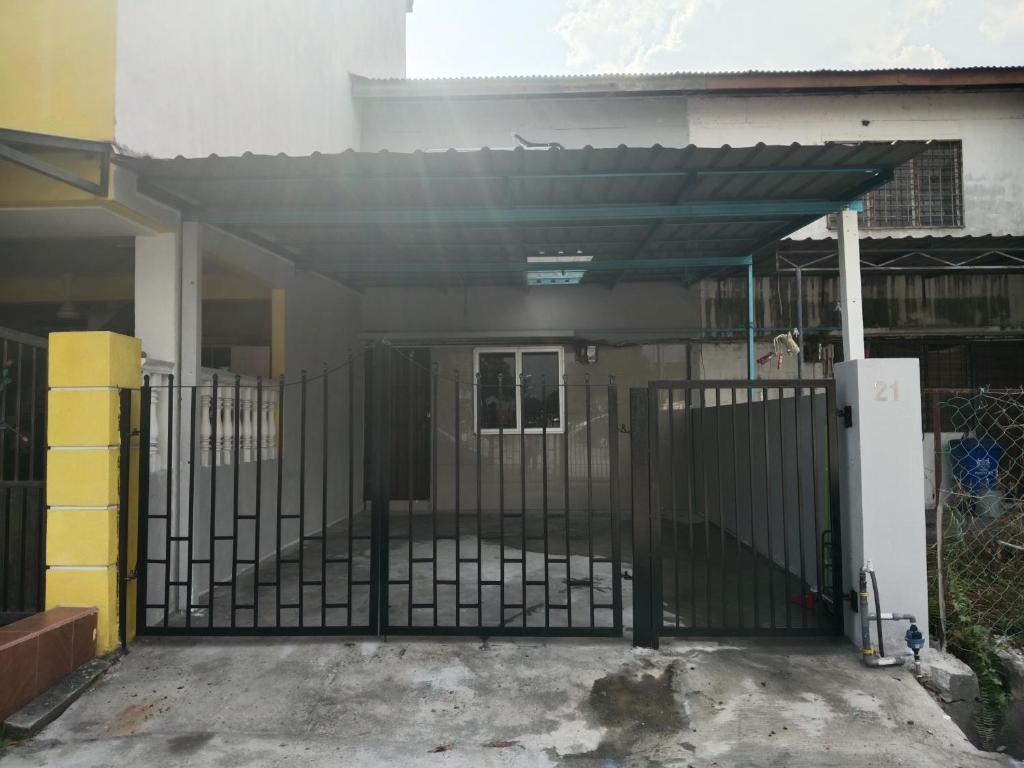 een ijzeren poort voor een huis bij Asyun Homestay 1 Double Storey House Sg Buloh Town in Sungai Buluh