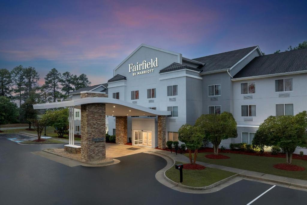 eine Darstellung der Vorderseite eines Hotels in der Unterkunft Fairfield Inn and Suites by Marriott Emporia I-95 in Emporia