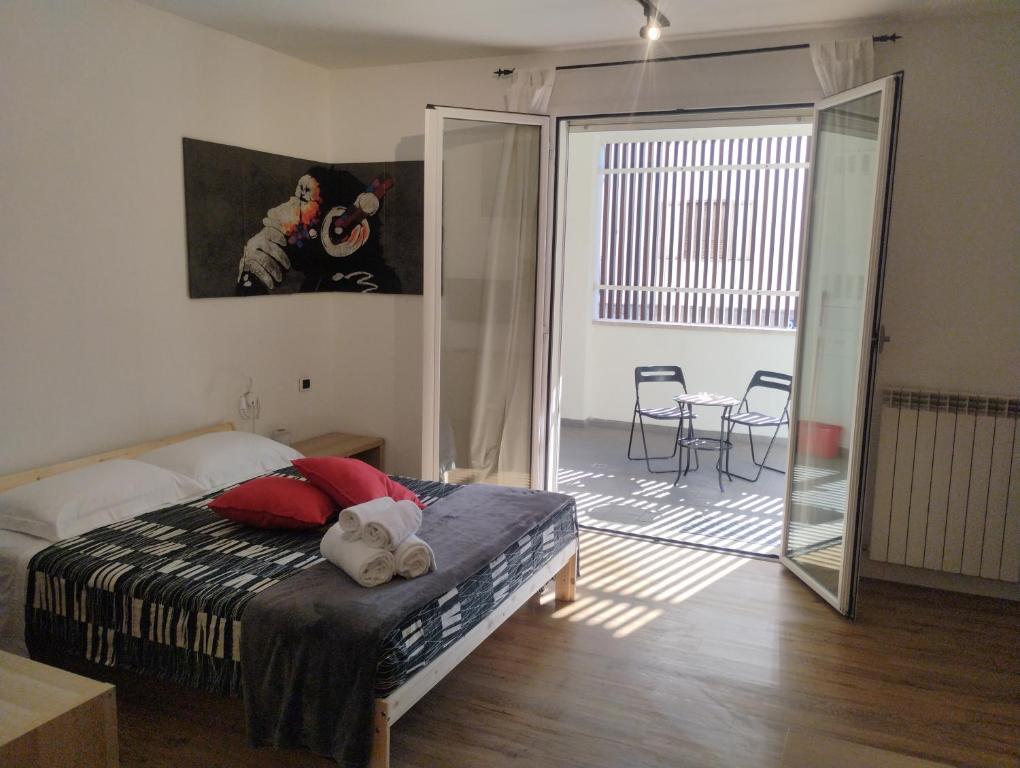 een slaapkamer met een bed en een glazen schuifdeur bij Careggi apartment in Florence