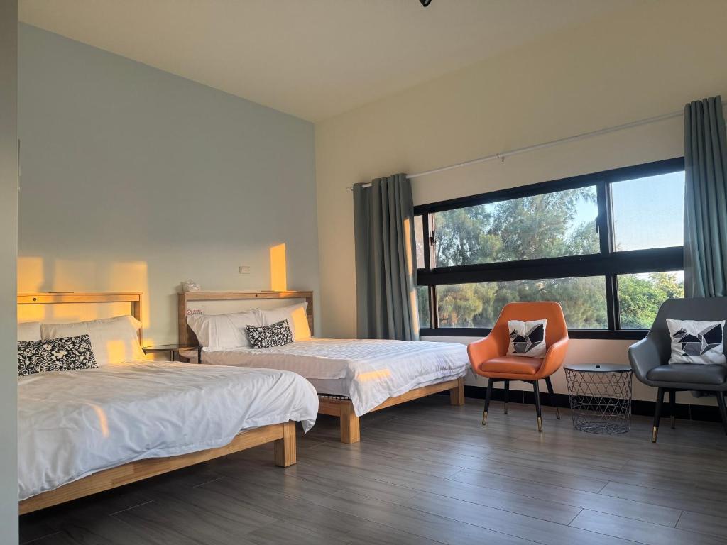 Un dormitorio con dos camas y una silla y una ventana. en 散步的喵, en Tung-chou