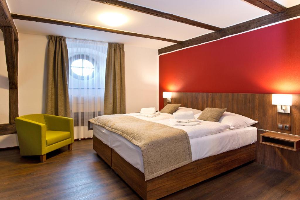 Postel nebo postele na pokoji v ubytování Hotel U Hada Žatec